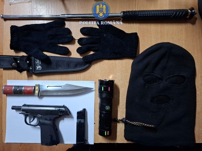 Tânăr cu cagulă pe față și pistol în mână, depistat de polițiști pe un drum din județ