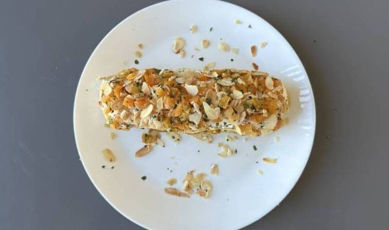 Salam cu cremă de brânză, caise și migdale