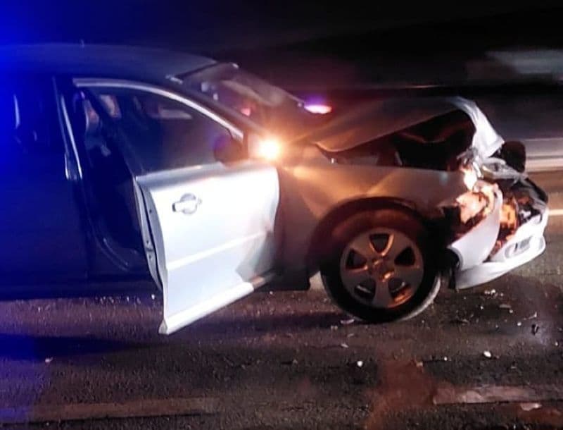 O femeie a ajuns la spital în urma unui accident produs între două mașini