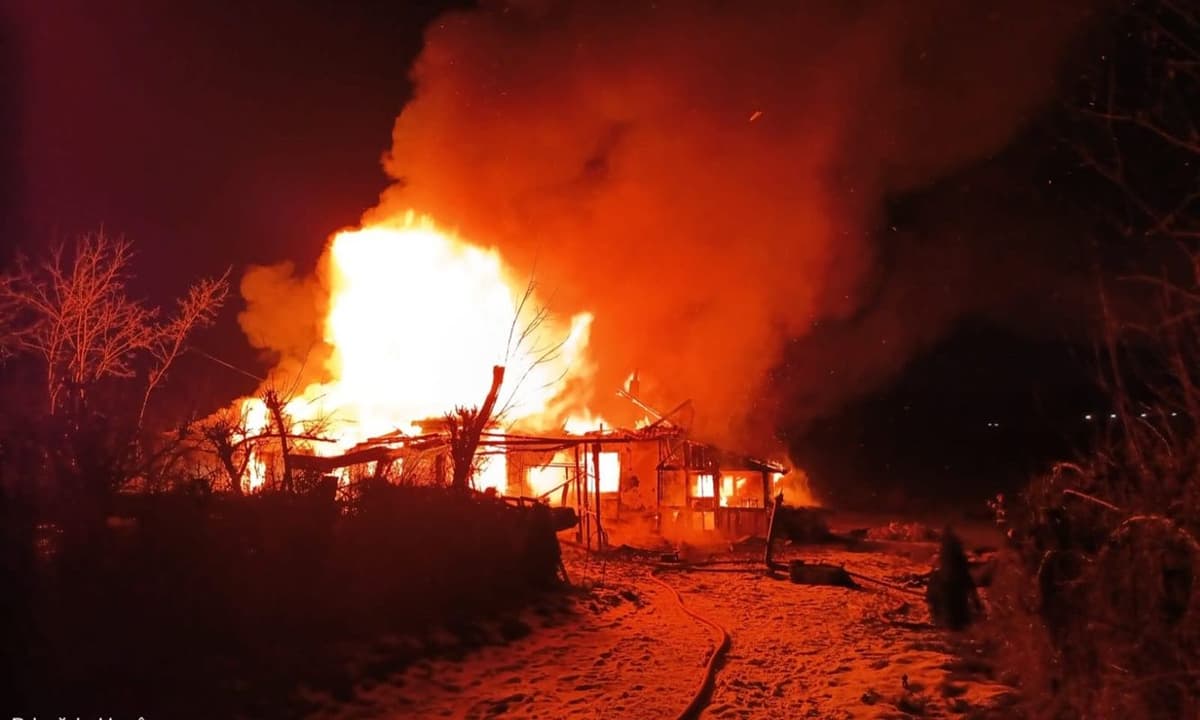 Familie din Havârna rămasă pe drumuri după ce un incendiu puternic le-a cuprins locuința