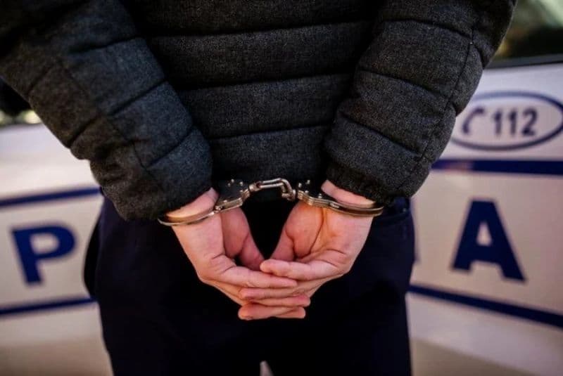 Tânăr reținut pentru amenințare, violare de domiciliu și distrugere