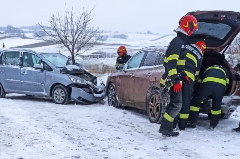 Accident la Cristinești! O femeie a ajuns la spital după impactul dintre două mașini
