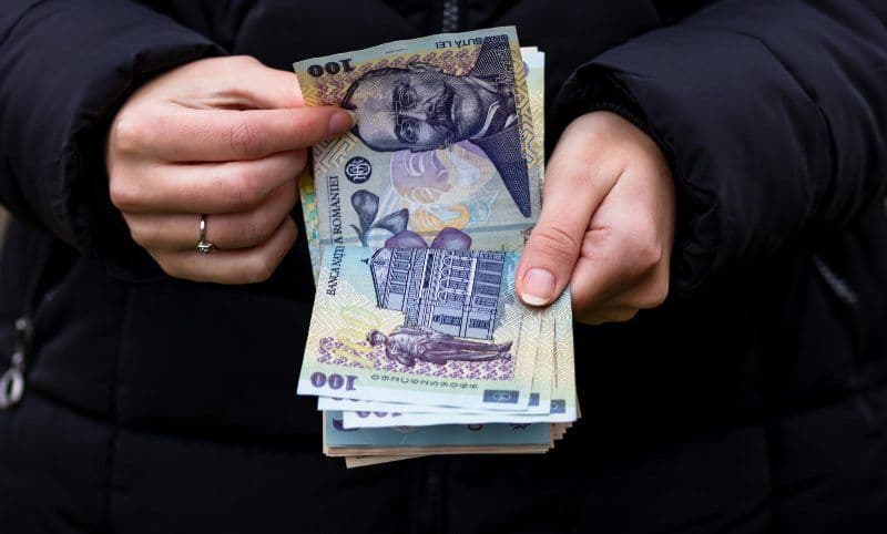 Bani pentru profesori: Până când vor putea cheltui cei 1.500 de lei. Nu au dreptul să cumpere orice cu ei