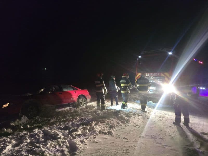 Șapte adulți și trei copii au avut nevoie de sprijinul pompierilor după ce au rămas înzăpeziți cu mașinile