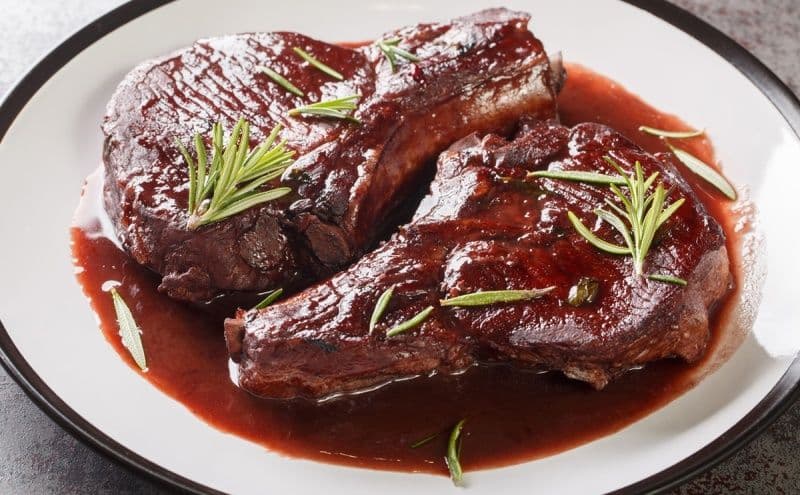Friptură de porc cu sos de vin roșu