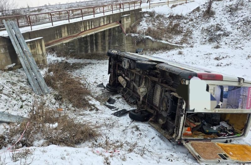 Accident! Autoutilitară răsturnată în afara părți carosabile la Frumușica