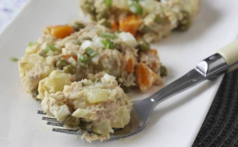 Salată rusească cu maioneză