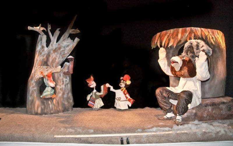 Invitație la teatru! „Ursul păcălit de vulpe” – spectacol recomandat preșcolarilor și școlarilor mici