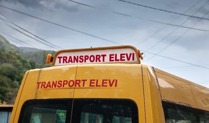 Reguli noi pentru transportul elevilor în România. Cine are gratuitate în ciclul primar, gimnazial și liceal