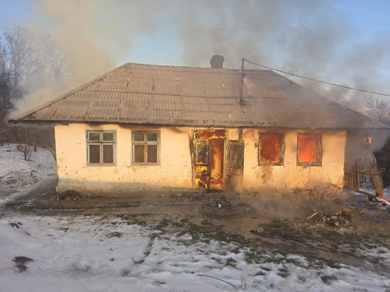 Tânăr de 20 de ani ajuns la spital cu arsuri în urma unui incendiu izbucnit la o casă din Ibănești