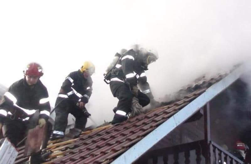 Casa unei familii din Oroftiana în pericol din cauza unui incendiu izbucnit în jurul coșului de fum