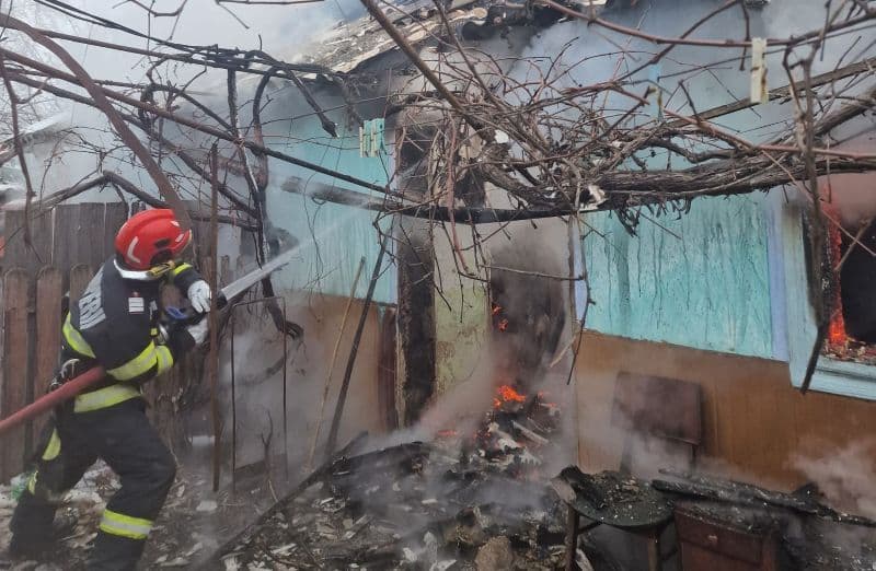 Casă din Carasa distrusă într-un incendiu izbucnit din cauza aprinderii focului cu lichide inflamabile