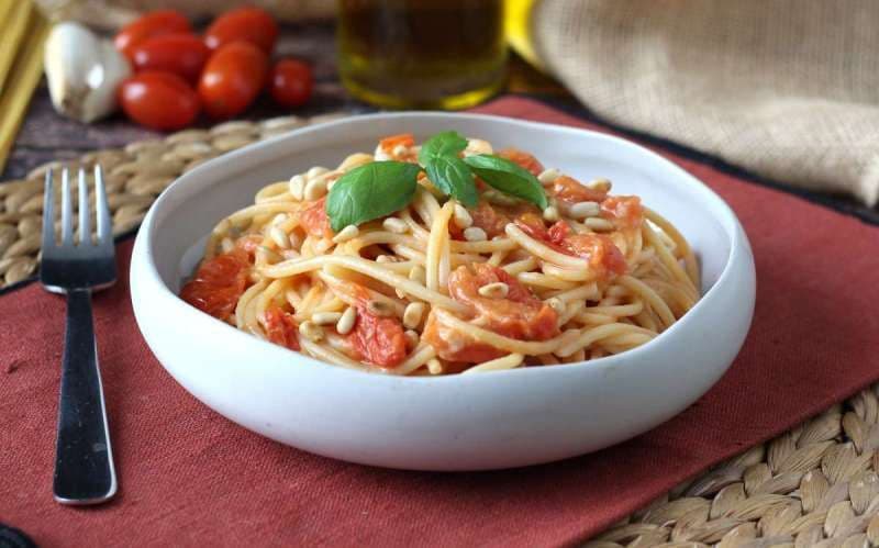 Spaghete cu roșii cherry și semințe de pin
