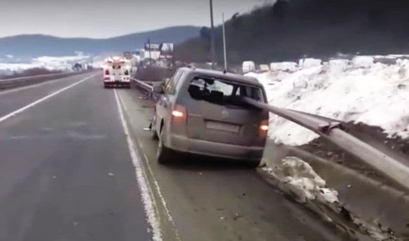 Un șofer a scăpat cu viață după ce o bară metalică i-a străpuns mașina și a ieșit prin lunetă