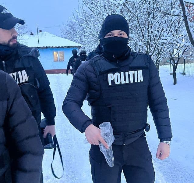 Percheziții ale polițiștilor botoșăneni: armă de calibru 9 mm ridicată dintr-o casă din Cristinești