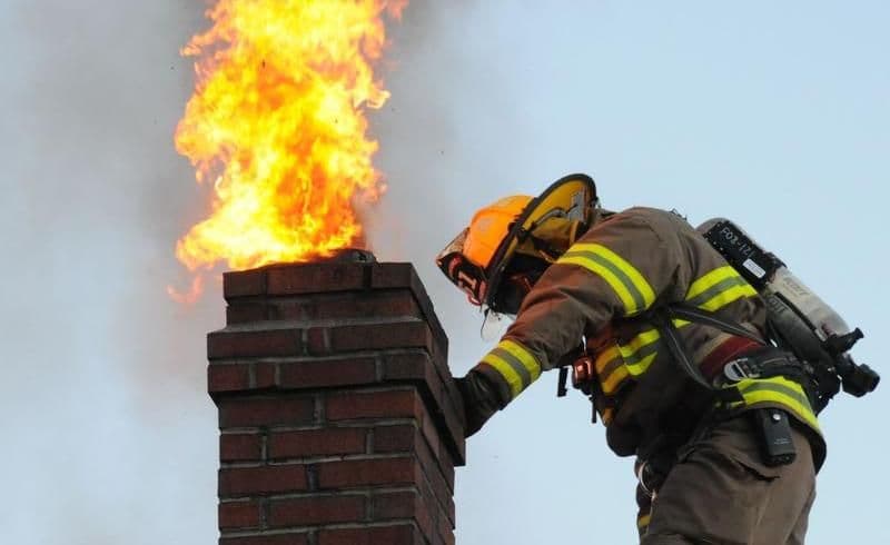 ISU Botoșani: Curățați și izolați coșurile de fum: pericol de incendiu