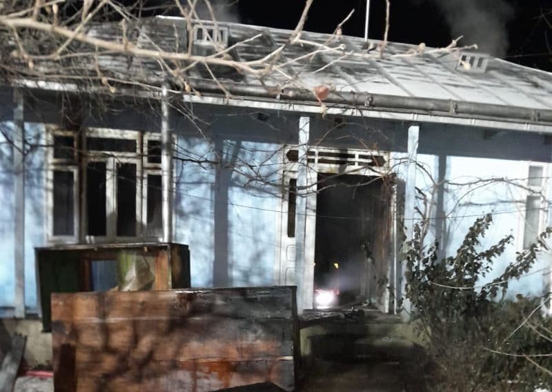 Două persoane au ajuns la spital. Pompierii le-au scos din casa cuprinsă de flăcări
