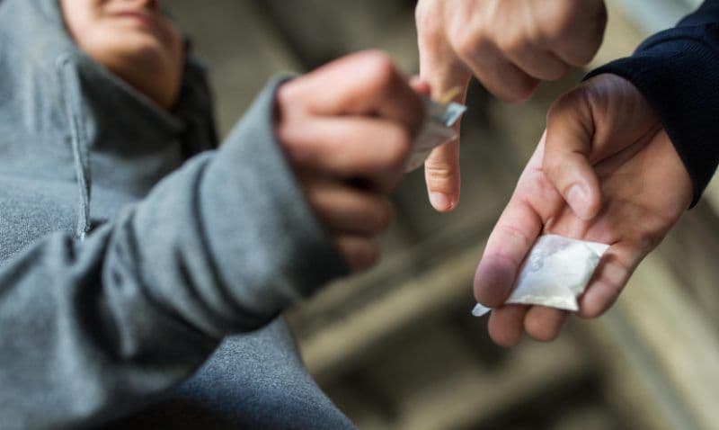 Botoșănean condamnat la 4 ani și 8 luni de închisoare pentru trafic de droguri de mare risc