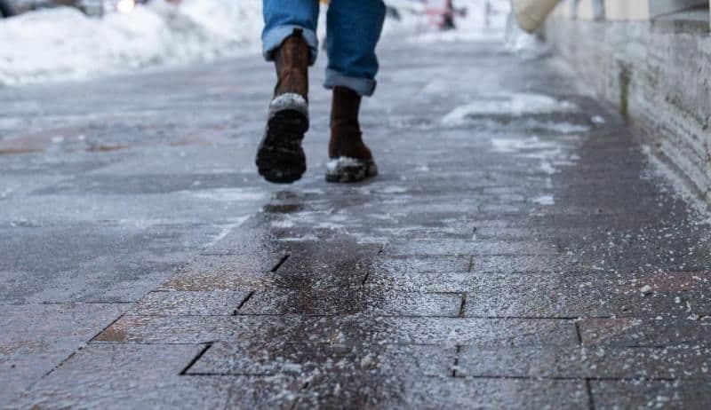 Meteorologii au emis un Cod galben de precipitații mixte, cu depuneri locale de polei