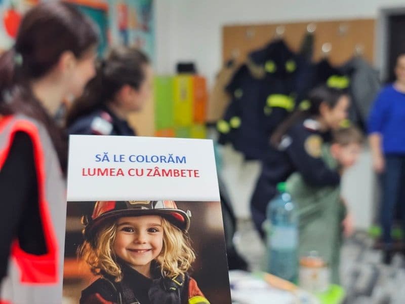 Lecții de siguranță: pompierii botoșăneni, alături de copiii cu dizabilități