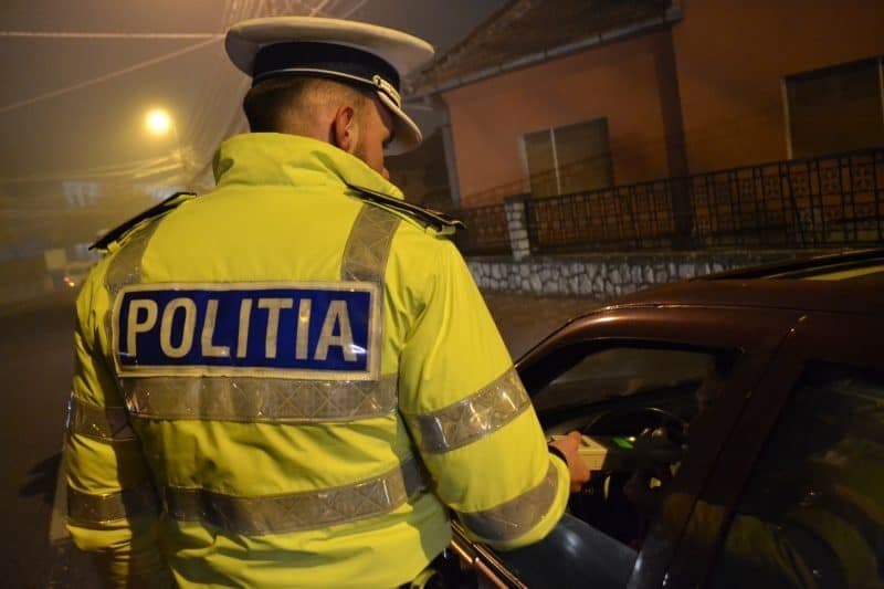 Bărbat reținut de polițiști. Se afla sub influența alcoolului și a încercat să se sustragă controlului