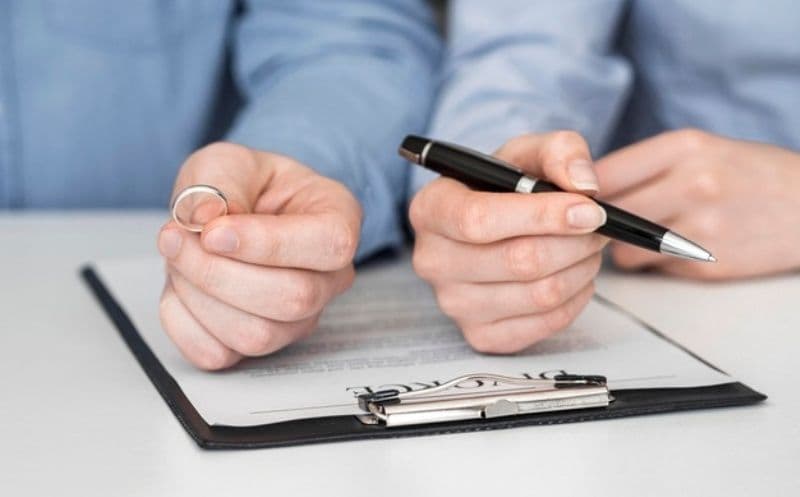 Divorț mai simplu la notar. Fiecare soț ar putea decide singur ce nume poartă, fără acordul fostului partener