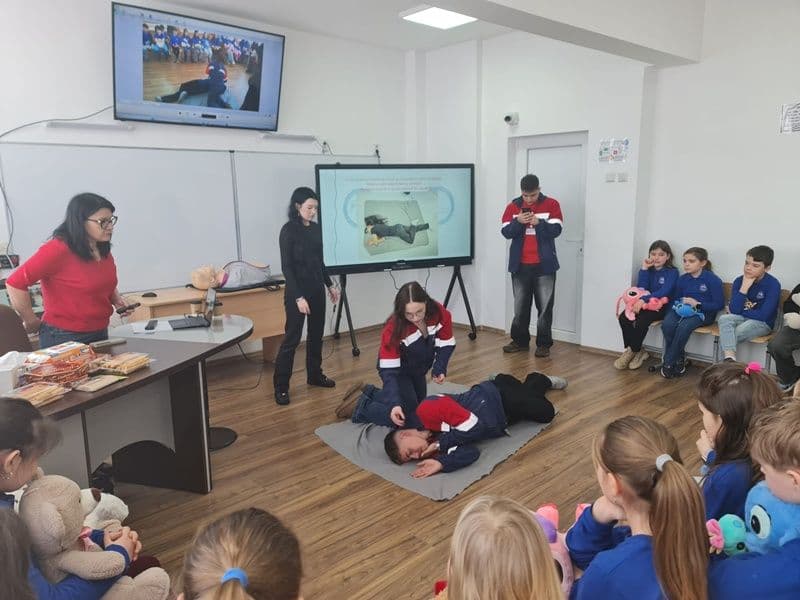 Lecție de viață și curaj – „S.O.S.- Echipa de salvare”, atelier practic desfășurat la Gimnaziul „Mihail Kogălniceanu” în Săptămâna Școala Altfel