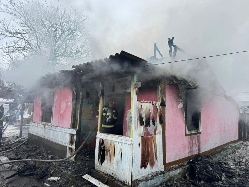 Casă cuprinsă de flăcări din cauza unui coș de fum neizolat termic