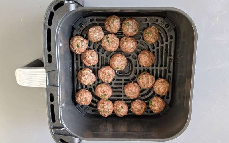 Chifteluțe cu carne de vită în friteuza cu aer