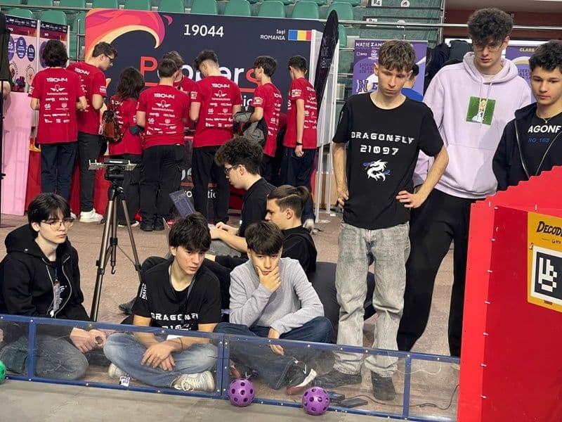 Clubul de robotică Dragonfly de la CN „Grigore Ghica” Dorohoi, premiat la Concursul Regional de Robotică – FIRST Tech Challenge Romania