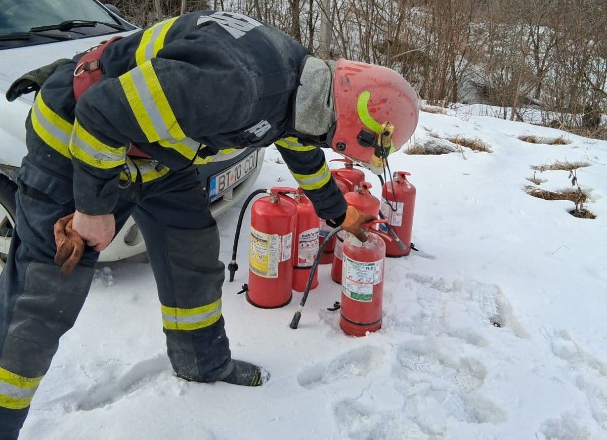 Incendiu la Dersca. Bunurile dintr-o bucătărie cuprinse de flăcări