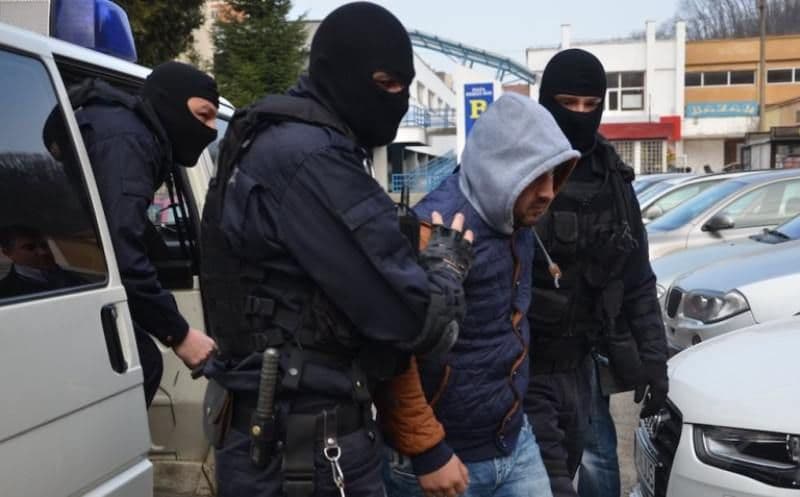 Tânăr de 18 ani arestat pentru trafic de droguri de risc și mare risc
