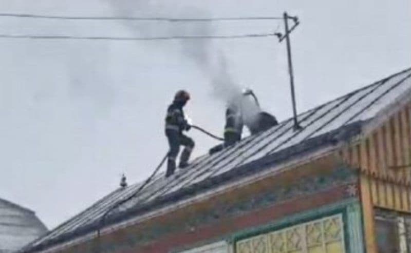 Două case în pericol din cauza incendiilor izbucnite în jurul coșurilor de fum