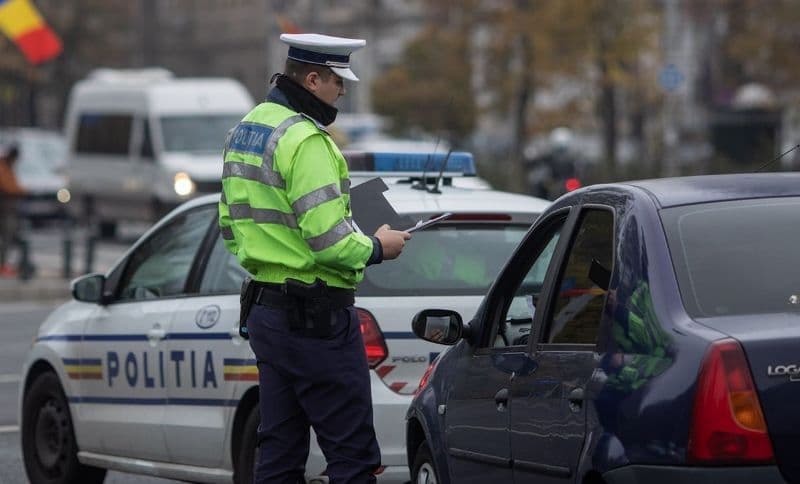 Două persoane reținute pentru infracțiuni rutiere. Au condus băuți și fără a deține permis