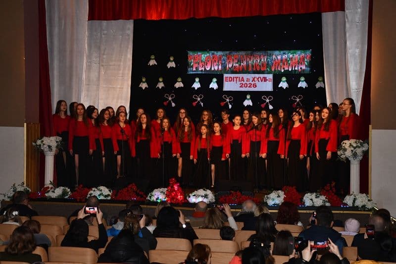Acorduri de muzică folk și muzică ușoară în cadrul spectacolului „Flori pentru mama” 2026