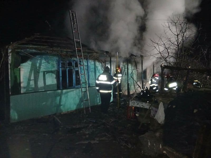 Bărbat ajuns la spital cu atac de panică după ce locuința i-a fost cuprinsă de flăcări