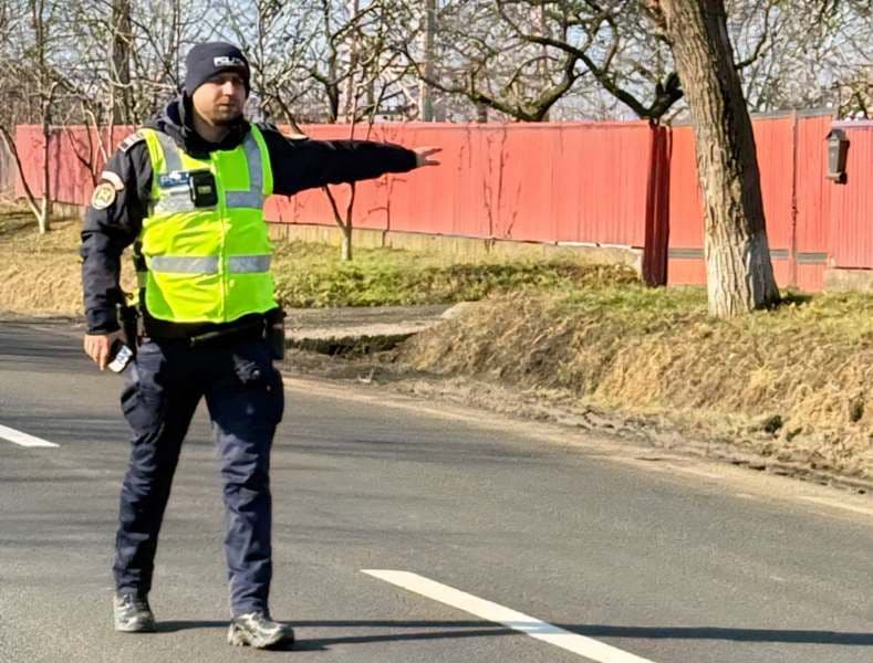 Dosar penal și amendă de peste 1.800 de lei pentru un șofer care a condus deși avea permisul suspendat