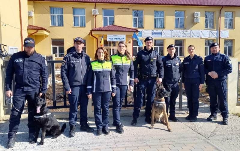 Polițiștii de siguranță școlară – activități continue în unitățile de învățământ
