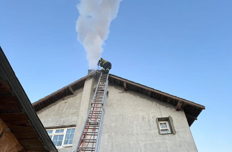Casa unei familii din Săveni a fost în pericol după ce funinginea din coșul de fum a luat foc