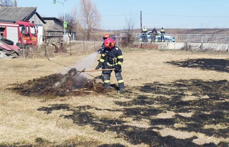 Două case au fost în pericol din cauza unui incendiu de vegetație uscată