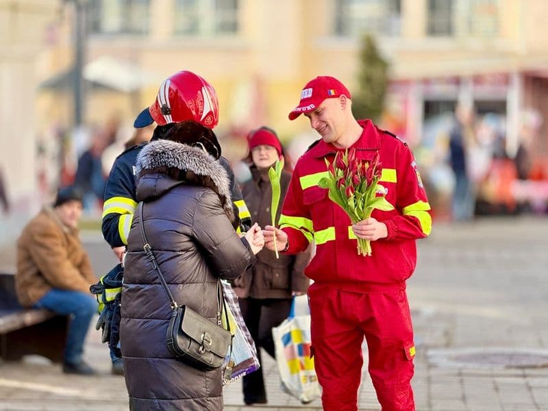 Pompierii botoșăneni au adus zâmbete și flori cu ocazia Zilei Internaționale a Femeii