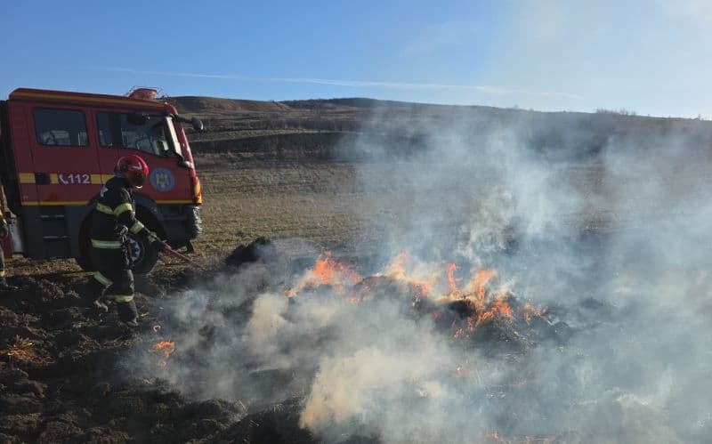 Incendiu produs la Șendriceni. Furajele depozitate pe un câmp au fost cuprinse de flăcări