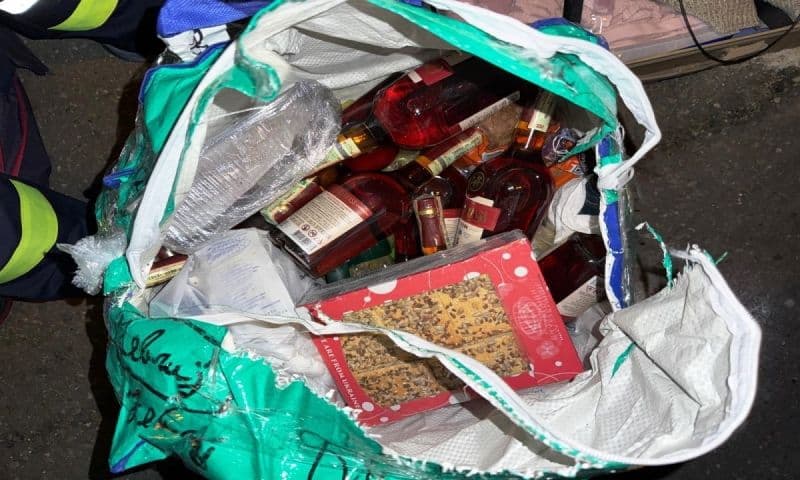 Contrabandă cu băuturi, oprită la Stânca 