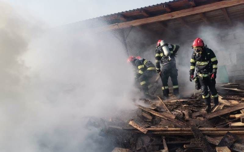 Aproximativ o tonă de lemne distrusă într-un incendiu izbucnit în urmă cu puțin timp