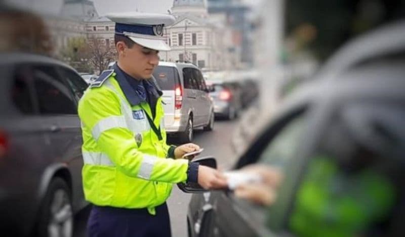 Șoferii ar putea plăti amenda direct la polițist, cu cardul sau telefonul, printr-o aplicație testată de MAI