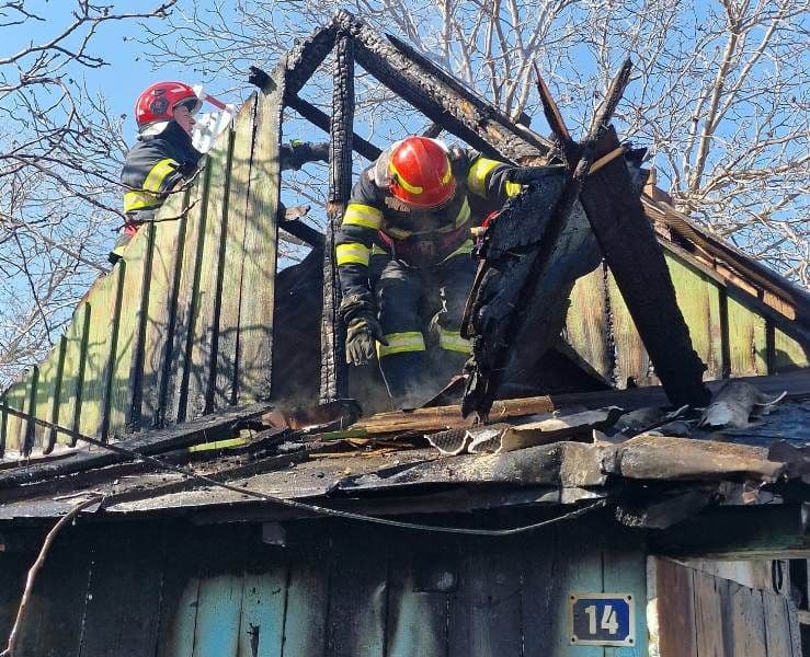 Anexă distrusă de flăcări la Străteni