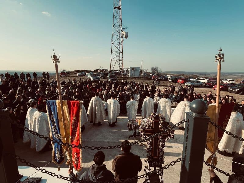Sub Crucea de pe Măgura Ibăneştiului: preoți și credincioși uniți în rugăciune – FOTO