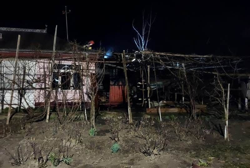 Incendiu generat de jarul căzut din sobă pe materiale combustibile