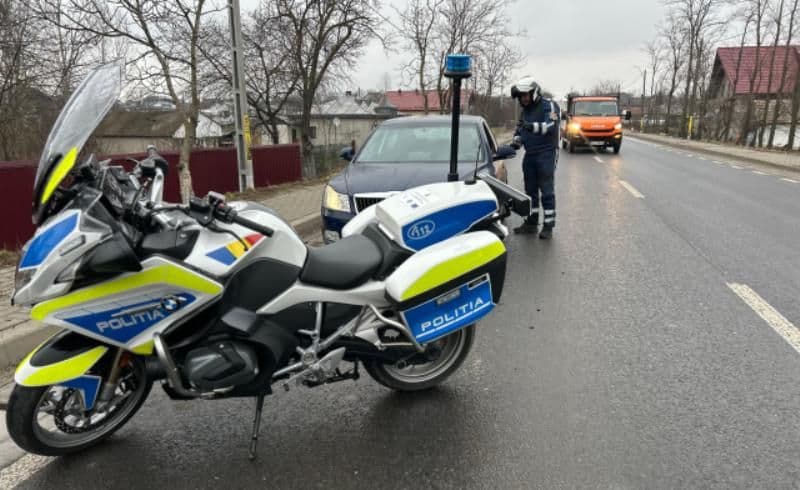 Permis suspendat pentru 60 de zile și amendă de peste 1.200 de lei, după o depășire neregulamentară