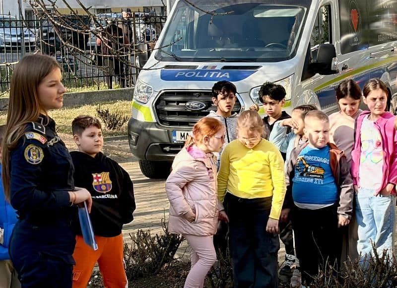 Ziua Internațională a Fericirii marcată de polițiștii botoșăneni - FOTO